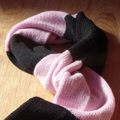 Passionis Verae Knitted Scarf - Black/Pink