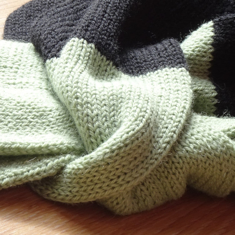 Passionis Verae Knitted Scarf - Black/VintageGreen