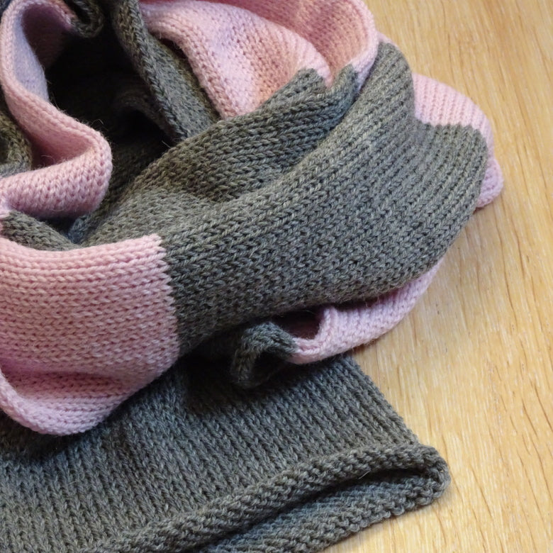 Passionis Verae Knitted Scarf - Grey/Pink